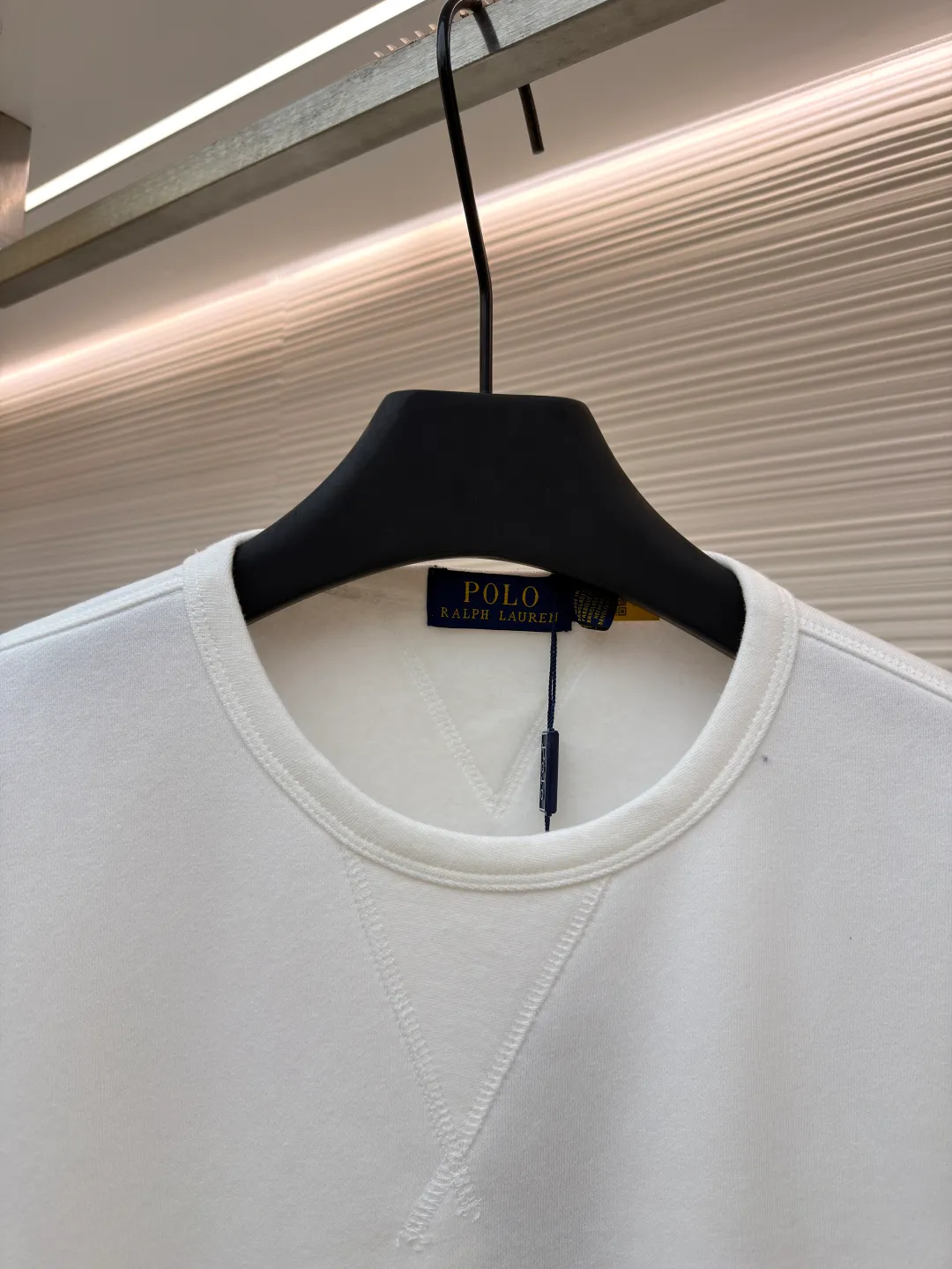 Ralph Lauren logo embroidered sweatshirt ●Original version: Purchased and developed at 1690 ●Item number: 1681543-A15 ●Fabric: Cloud-like honey cotton fleece sweatshirt fabric ●Technology: Made by Hasuo ●Color: White ●Version: Fitted version ●Weight: about 420 grams ●Size: S-M-L-XL ●Description: Customized cloud-like honey cotton fleece sweatshirt material, delicate touch, comfortable and skin-friendly, based on matte gray Comes with a layer of soft light filter. Exquisite indigo pony logo is embellished. It is highly recognizable. It has a breath of freedom and vitality. A symphony of pure and smart colors. It outlines a high-end outline with extreme simplicity. It becomes the smart focus of the vision. Shows taste in silence and adopts imported machine embroidery technology. Uses advanced computer control system and precision mechanical components to realize the iconic pony embroidery operation. High precision. The lines are smooth and delicate, using the Hasuo process. Sewing on a specific machine. The high fastness of Haha thread adds visual effects. It is time-consuming and labor-intensive, and the fabrics are washed. It has a better hand feel and texture. It is not easy to deform, shrink or fade. It maintains long-term beauty. The overall wiring is straight and delicate, the fabric is comfortable and soft, and the color is consistent without color difference. It can be matched with the same style to create a fashionable look and control various occasions. Customized accessories, complete with three standards, same style for men and women!